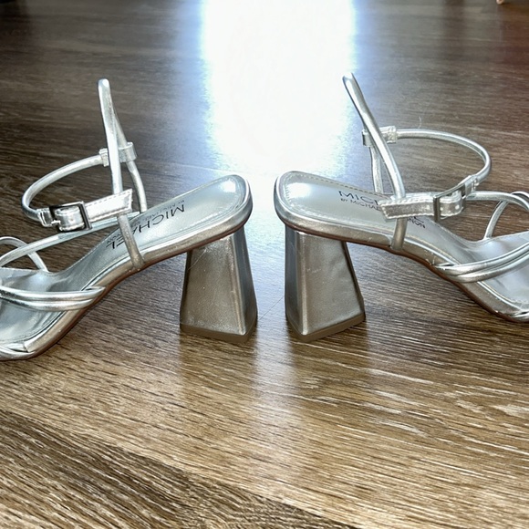 Silver heels - Picture 5 of 10